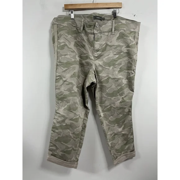 Womans Excellent Condition Torrid Camo Capri Jeans 22 Gray Beige Cuffs - Picture 1 of 9